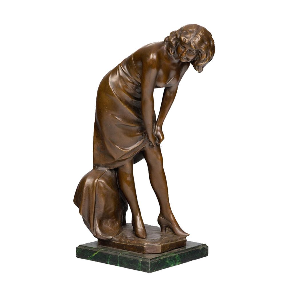 This is a bronze sculpture of a woman, who is in a posture of bending over to adjust her skirt. Dressed in a dress and high heels, the fold textures of the skirt are delicately and realistically depicted, and her demeanor is gentle and elegant, fully showing soft charm. The overall craftsmanship is exquisite, vividly conveying the agility and gentleness of the woman, and it has high decorative ornamental value.