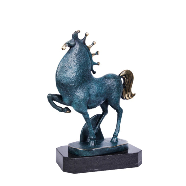 This is the "Success Crown Horse Brass Sculpture", a auspicious-themed decorative ornament in European modern style. It presents the posture of a horse with raised hooves and a crown decoration, with an antique bronze base color and golden details highlighting the texture, combining the auspicious meaning of "success" and the noble imagery of the crown. Made of brass . it is suitable for decoration in offices and living rooms, and can also be used as a business gift.