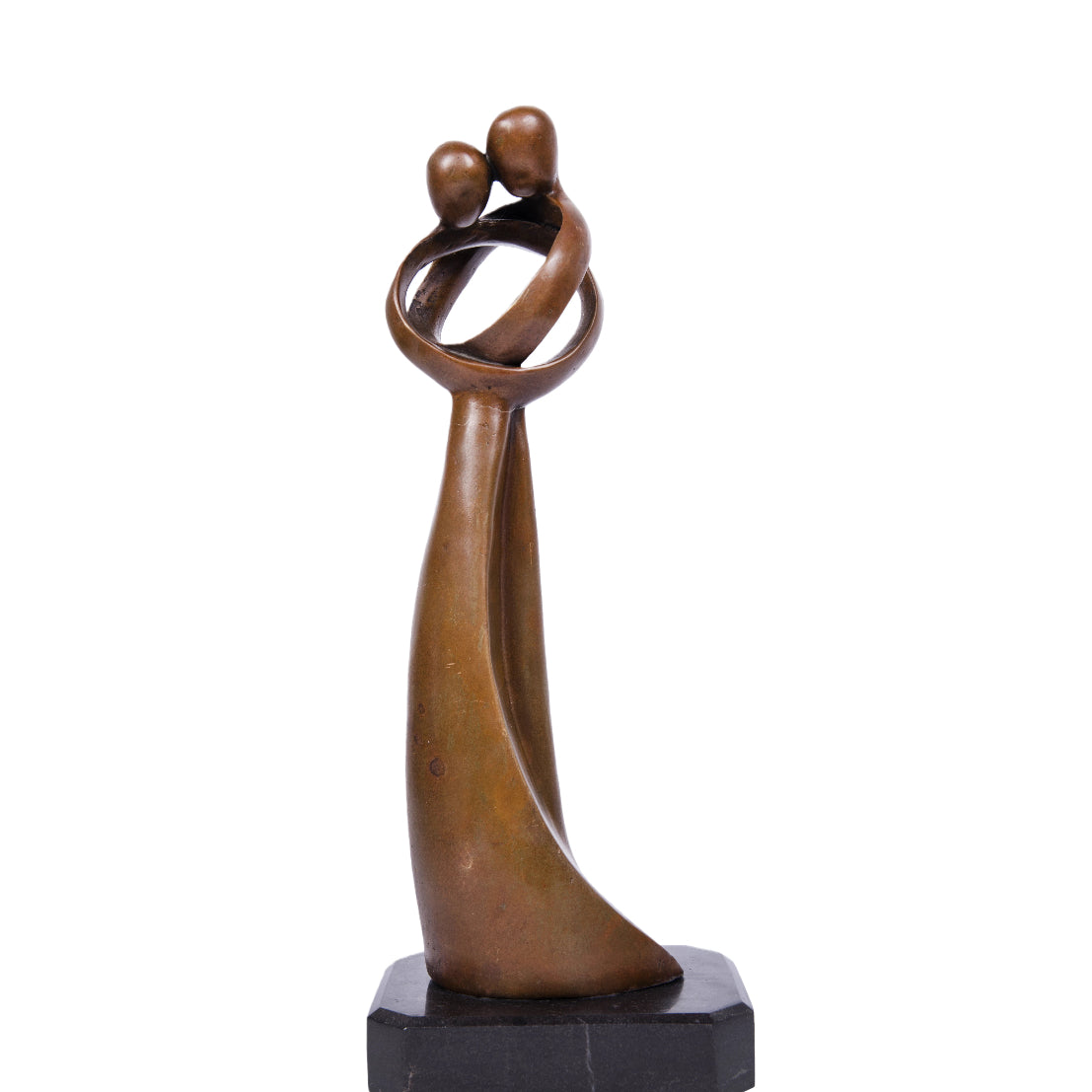 This is a bronze sculpture of figures in an abstract style, depicting two people embracing. The lines are simple and smooth, conveying an intimate emotional atmosphere through geometric shapes and curved designs. The sculpture is mounted on a black marble base, which contrasts with the bronze body and adds an artistic solemnity. The overall style is very modern, interpreting the emotional connection between people in an abstract form, and it has high artistic expressiveness and ornamental value.