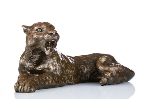 This is a bronze sculpture of a leopard. The leopard is in a lying posture, with delicate and realistic depictions of spot patterns and muscle lines. It opens its mouth with teeth exposed, exuding a wild and powerful demeanor. The overall craftsmanship is exquisite, vividly presenting the leopard’s fierceness and agility, and it has high artistic appreciation.
