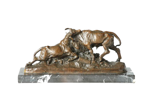 This is a bronze sculpture depicting a fierce battle between two bulls. It captures a dynamic scene of intense combat, with delicate and realistic depictions of muscle lines and fur textures, full of dynamic tension, as if freezing the moment of wild power struggle. The sculpture is mounted on a dark marble base with white veins, which contrasts with the bronze body and adds a solemn atmosphere. The craftsmanship is exquisite, with strong visual impact and realistic artistic value.