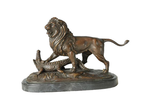 This is a bronze sculpture depicting a fierce battle between a lion and a crocodile, capturing the intense dynamic scene of the male lion overpowering the crocodile: the lion opens its mouth to show its teeth, with delicate and realistic mane textures, posing ferociously and full of power; the crocodile is realistically shaped, showing a struggling posture.  The overall craftsmanship is exquisite, freezing the moment of the wild power struggle, with strong visual impact and high artistic appreciation value.